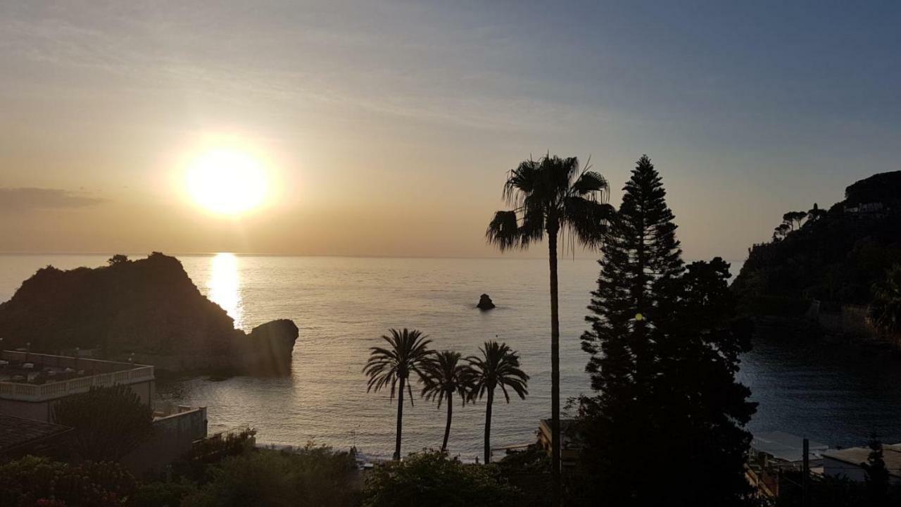 B&B A Due Passi Dal Mare Taormina Bagian luar foto